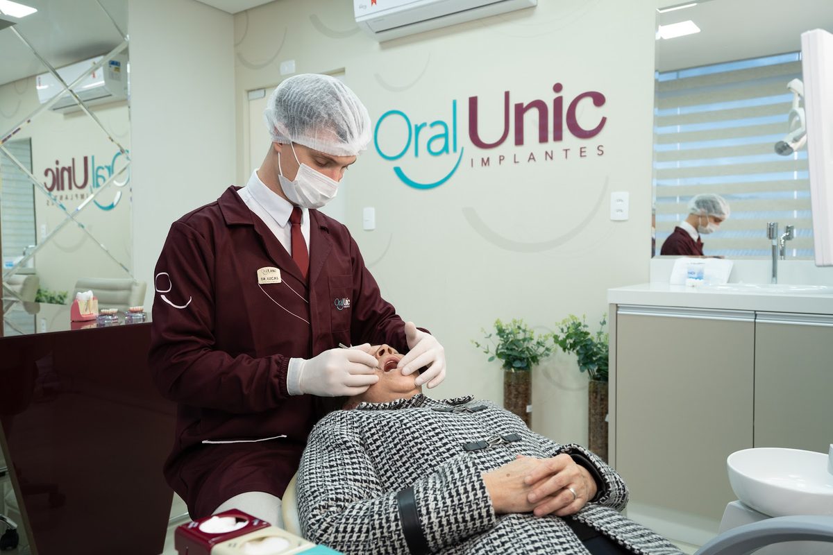 Atendimento a paciente na cadeira odontológica em Flores da Cunha