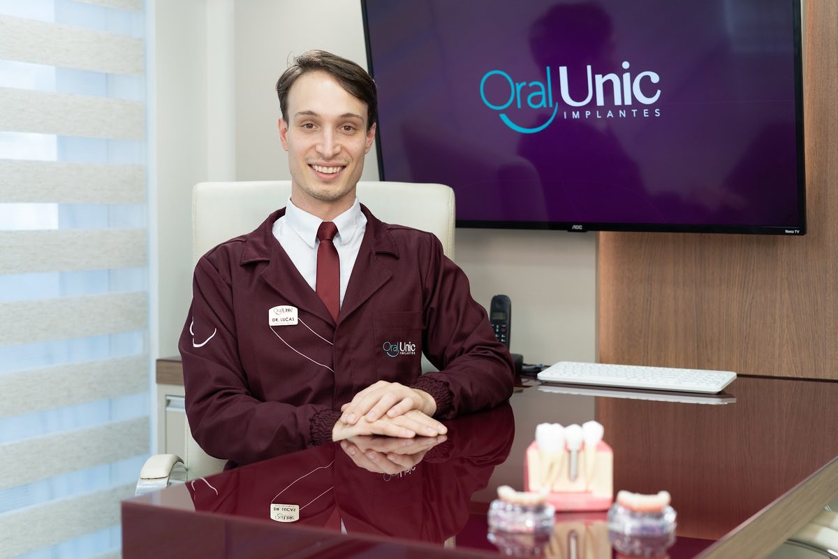 Dr. Lucas Basso na sala de avaliação da Oral Unic Flores da Cunha