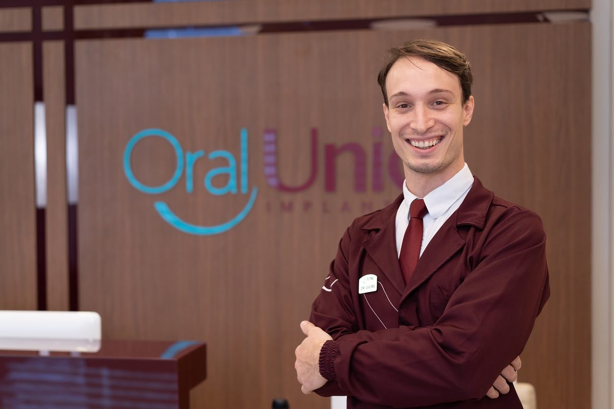 Dr. Lucas Basso na recepção da Oral Unic Flores da Cunha