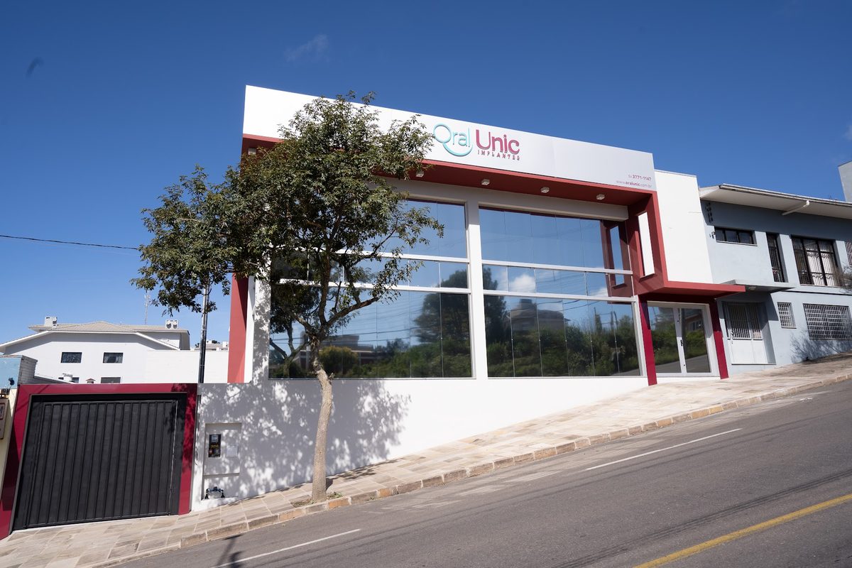 Fachada da Oral Unic Flores da Cunha na R. Júlio de Castilhos