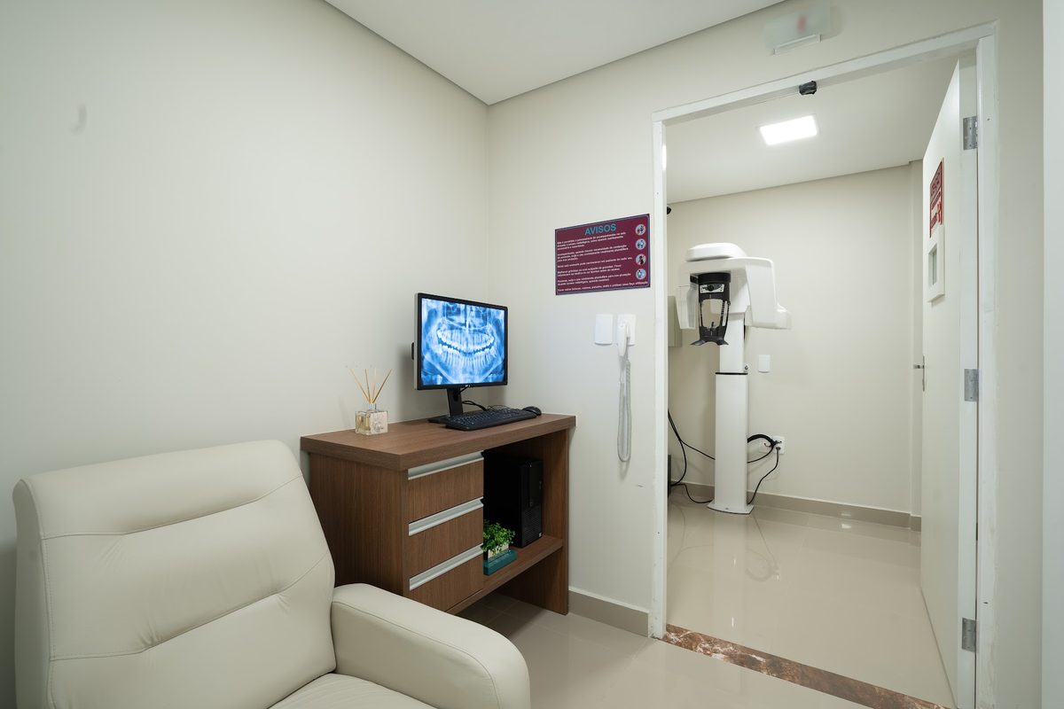 Sala de radiologia com raio-X panorâmico da Oral Unic Flores da Cunha