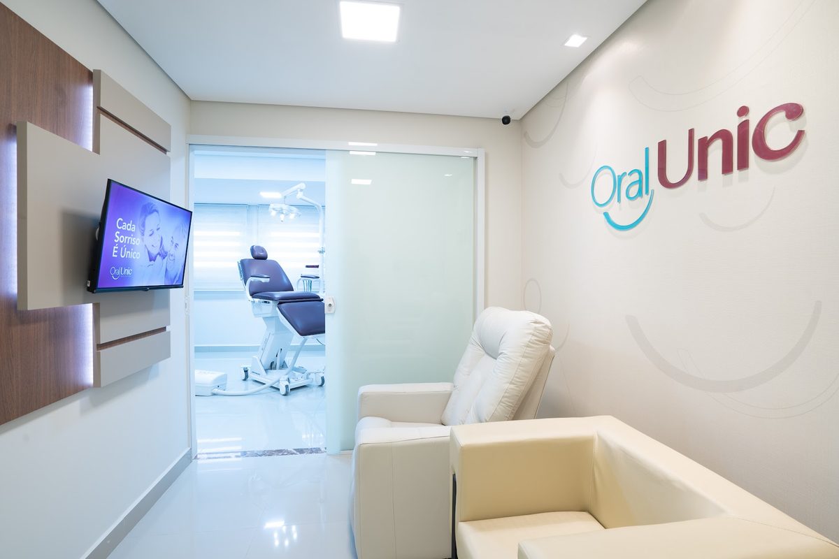 Sala de espera da Oral Unic Flores da Cunha com poltronas